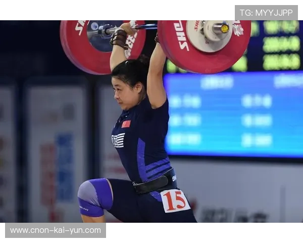 举重选手挺举动作干脆利索 举重选手挺举动作干脆利索