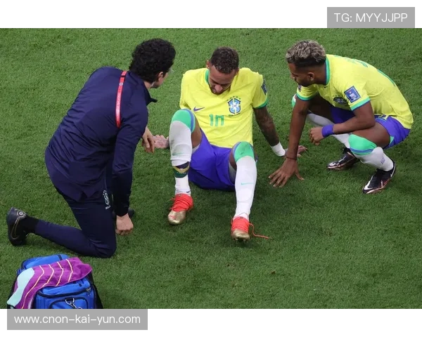 内马尔原地倒钩传球创造华丽配合，巴西场面极具观赏性