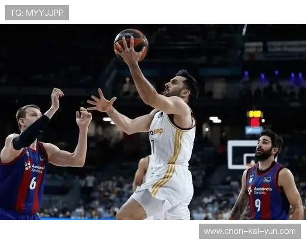 赫罗纳训练突出小范围配合